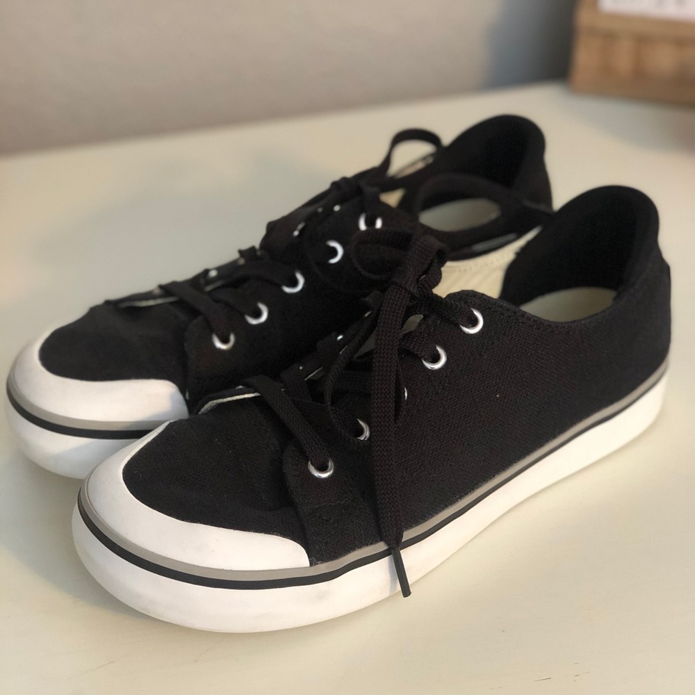 Keen tie up shoes